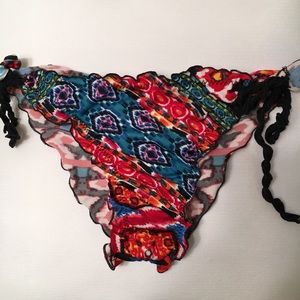 Patterned ruffled cheeky bikini bottoms